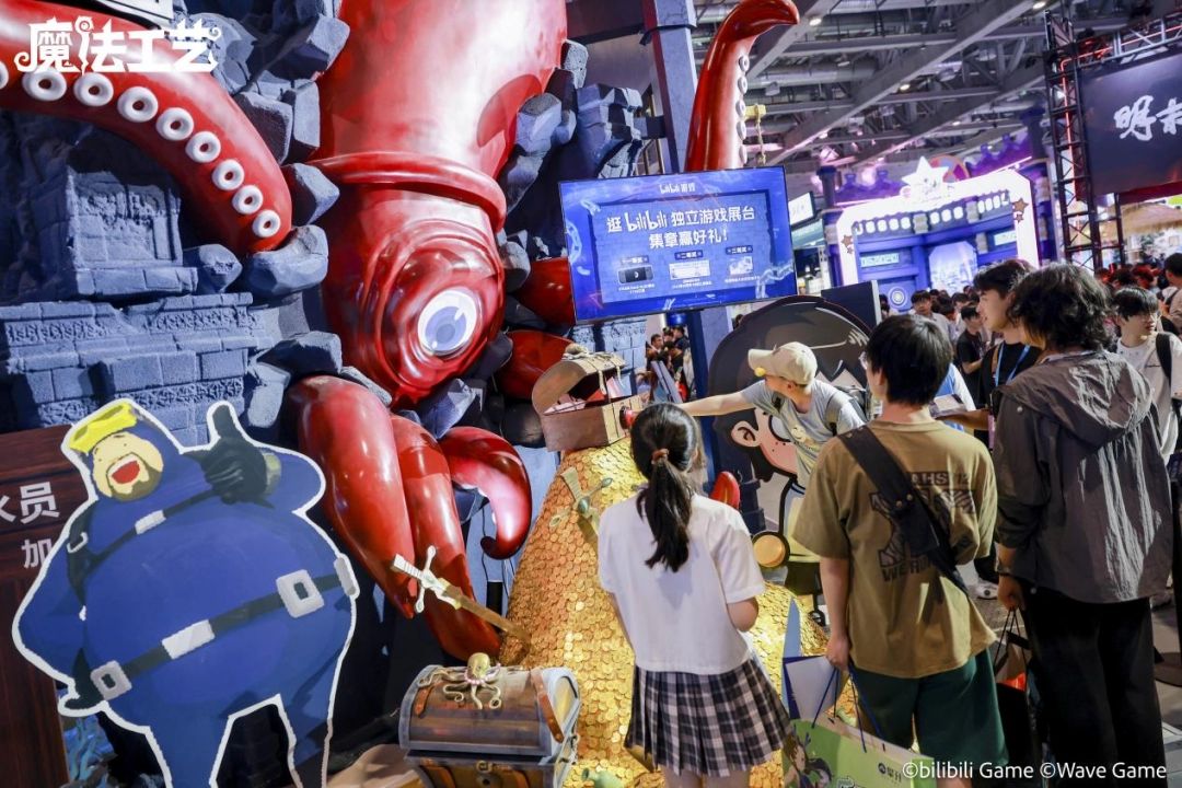 BW2025展会现场,《魔法工艺》展台布置成海底营地风格,巨型大王鱿鱼模型前聚集众多玩家拍照