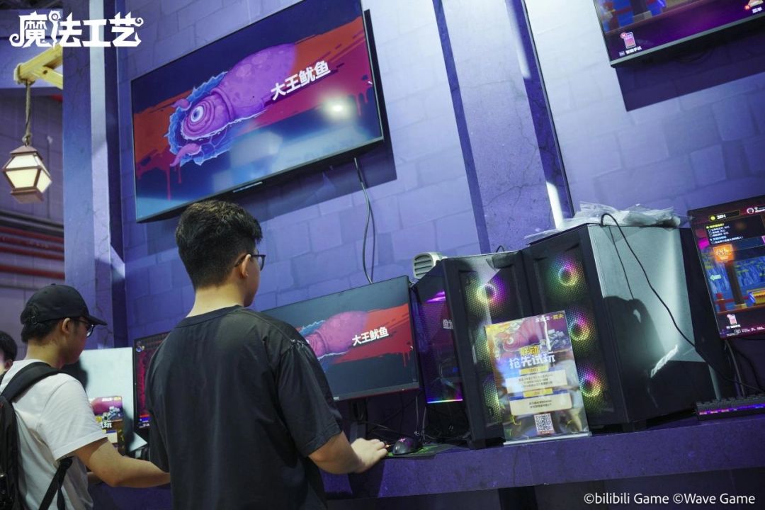 玩家在BW展台试玩《魔法工艺》联动版本,屏幕上正与大王鱿鱼Boss激烈战斗,特效华丽