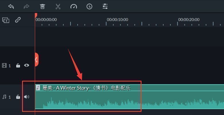 音频文件被鼠标拖动至时间轴上的音频轨道,轨道清晰标注时间刻度,便于定位