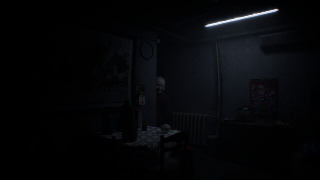 《凶寓》恐怖场景,昏暗走廊尽头出现模糊人影,墙上布满诡异涂鸦