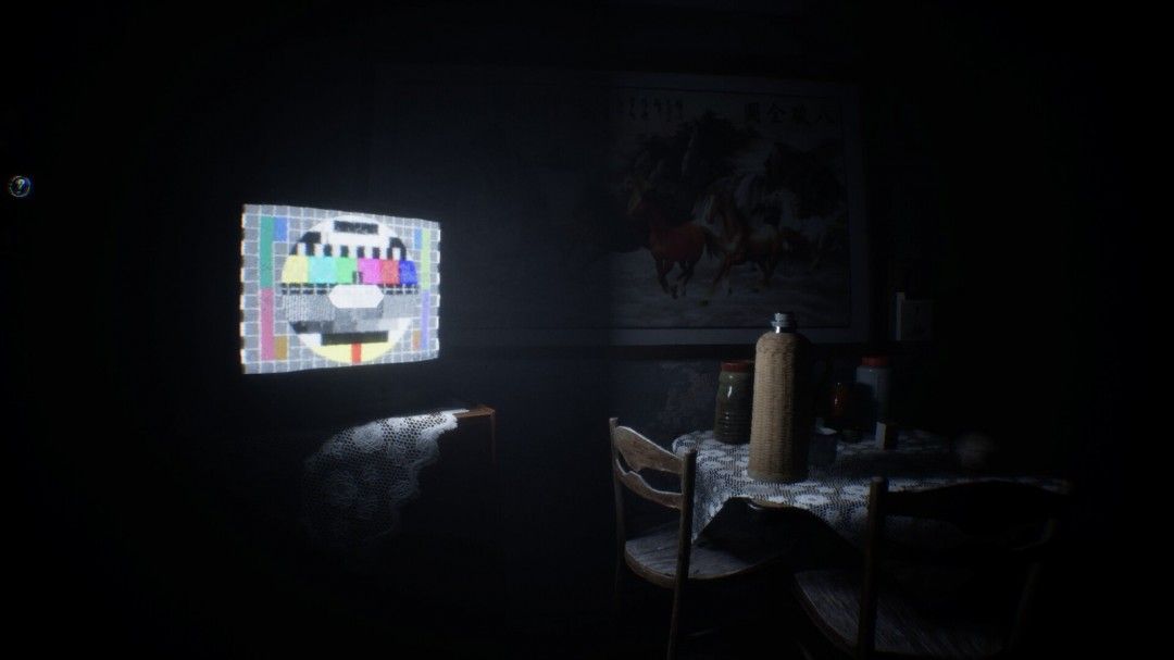 主角手持摄像机在公寓内探索,屏幕显示雪花干扰,角落浮现半透明人形