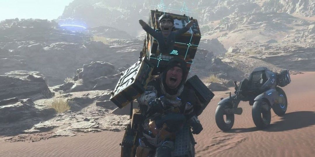 《死亡搁浅2》中偶人站在山姆身旁,身穿破旧长袍,面容苍白,眼神空洞,仿佛随时会开口说话