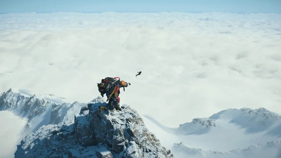 偶人近距离特写,面部细节清晰,嘴角微微上扬,表情诡异,背景昏暗充满压迫感