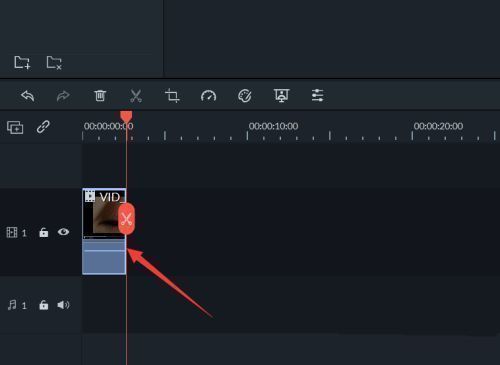 用户正在将瞳孔视频素材拖入万兴喵影的时间轴轨道，界面清晰显示多层轨道结构