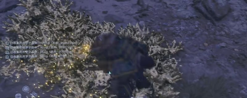 《死亡搁浅2》游戏中角色在荒原上接近发光的金色史莱姆,周围环境弥漫着神秘雾气,地面隐约可见晶体碎片