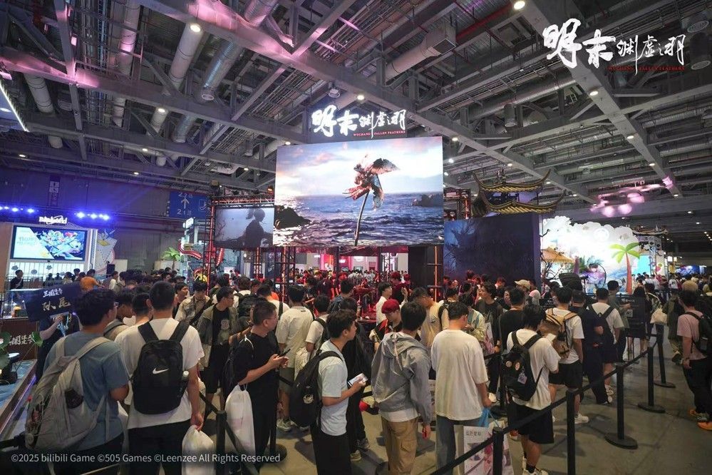 《明末:渊虚之羽》在BW2025展会上的大型国风展台全景,古风牌坊高耸,灯光氛围浓郁,玩家络绎不绝