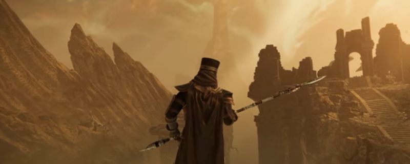 游戏画面展示主角站在山巅俯瞰战场，背景为燃烧的营地与飘扬的部落旗帜，气氛紧张而悲壮