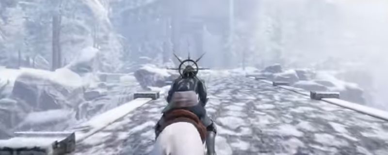 《污痕圣杯：阿瓦隆的陨落》游戏场景，昏暗森林中角色面对一群发光的蘑菇生物，氛围诡异而神秘