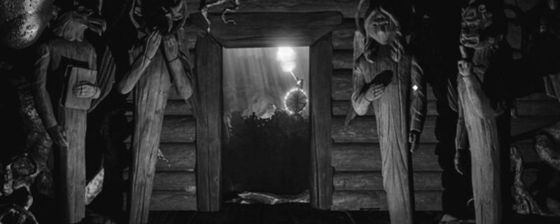 《独眼利霍》游戏实机画面,昏暗的室内环境中,主角手持手电筒缓缓前行,墙上映出诡异的影子,营造出强烈的恐怖氛围