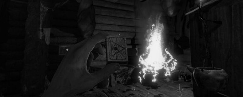 《独眼利霍》游戏主视觉图,昏暗场景中一名独眼角色伫立,背景充满诡异符号与阴影,营造出强烈恐怖氛围