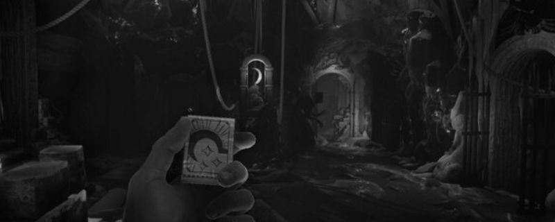 《独眼利霍》游戏主视觉图,昏暗场景中一名神秘角色背对镜头站立,周围弥漫着诡异雾气,营造出强烈的恐怖氛围