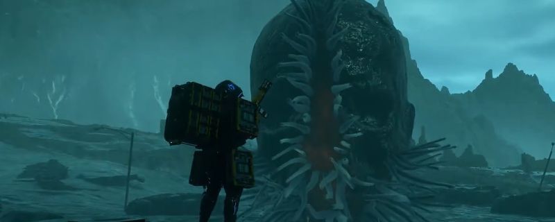 《死亡搁浅2》中裂口鱼BOSS的战斗画面,其巨大的裂口状头部清晰可见,周围环境阴暗潮湿,充满神秘气息