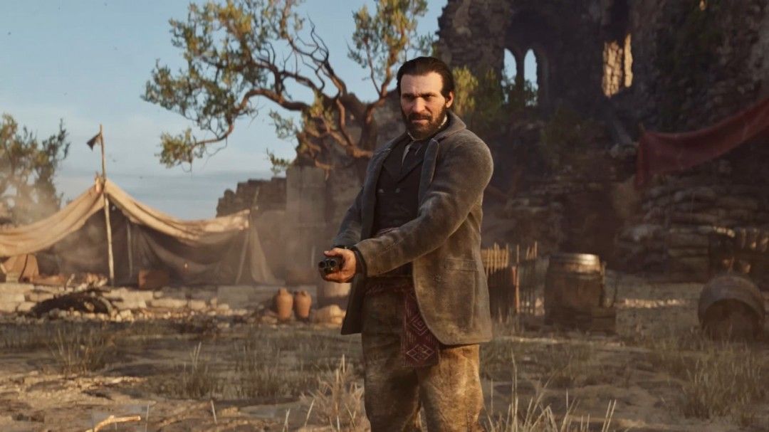 《四海兄弟:故乡》宣传图展示主角恩佐·法瓦拉站在西西里岛老城区街道上,背景为黄昏下的石屋与远处山丘