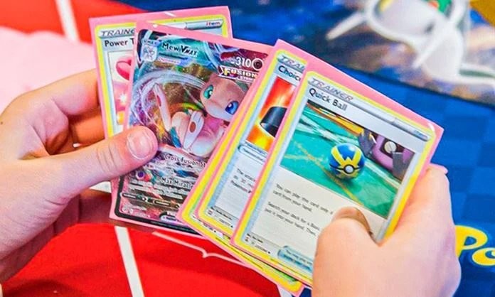 警方展示缴获的部分宝可梦卡牌，卡片整齐排列于证物袋中，背景可见日文标签