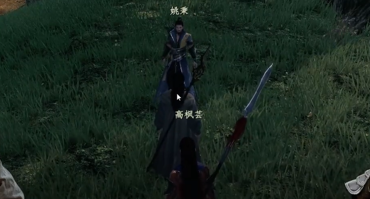 主角与身穿素衣的女子在街角交谈,手中拿着一块金黄色的糖饼,周围行人稀少