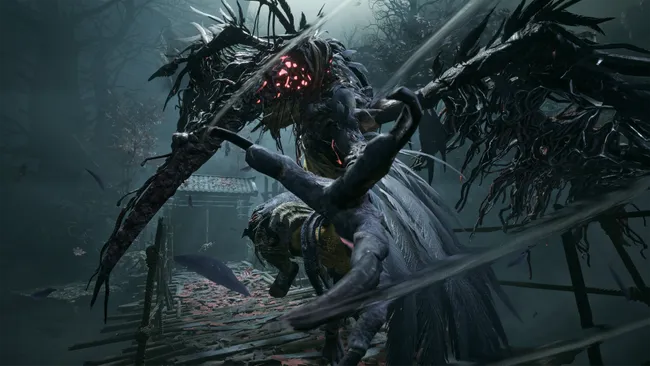 游戏中一名巨型BOSS挥舞双刃发起突袭,背景为崩塌的道观,符咒飘散空中,战斗氛围极具压迫感