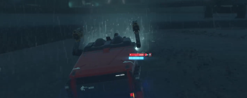 幽灵机甲在荒原上巡逻的场景，金属质感的机械身躯散发着蓝光，周围弥漫着雾气，营造出压抑而危险的氛围