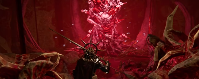 游戏内阴森古堡走廊场景，地面散落碎石与血迹，一具俯卧尸体右手佩戴泛着幽蓝微光的戒指，背景烛火摇曳投下扭曲阴影