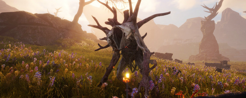 《污痕圣杯：阿瓦隆的陨落》游戏画面：阴郁海滩边的‘野兽巢穴’洞口，身披暗银色全身盔甲的主角背对镜头站立，前方雾中隐约可见持剑伫立的卡拉多克剪影