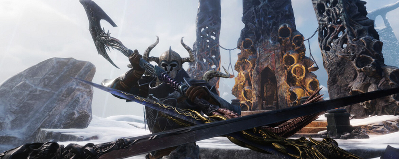 《污痕圣杯：阿瓦隆的陨落》庇护岛黄昏场景：残破石阶延伸至海面，远处小船静泊，卡拉多克身披灰袍持矛伫立，天际乌云翻涌透出不祥红光