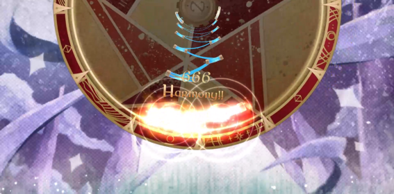 游戏实机界面截图:圆形谱面清晰可见,彩色音符沿同心圆轨道流动,角色UI悬浮于左下角,右上角显示实时Combo与判定反馈