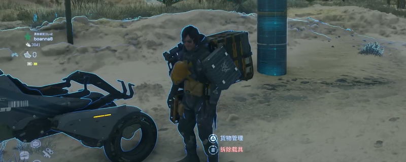 《死亡搁浅2》游戏画面：荒芜沙漠入口处的废弃桥梁，桥面布满裂痕与涂鸦，桥下匪徒营地篝火明灭，集装箱角落隐约可见一条银色手链反光