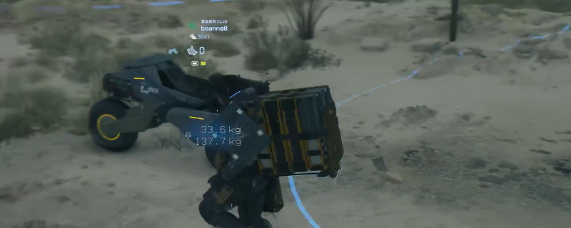 《死亡搁浅2》雪山场景实机截图：主角站在风雪弥漫的山口，远处隐约可见破损的气象站轮廓，地面散落着发光的数据芯片与幽灵猎手留下的荧光标记