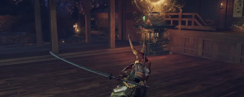 《仁王3》实机战斗界面特写：左侧为双流派架势槽，中央显示敌人残血与属性弱点图标，右侧动态浮现武技连招提示，角色正以居合姿态突进劈斩