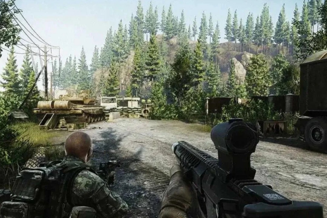 《逃离塔科夫》游戏内实机画面：阴雨笼罩的USEC营地废墟，角色全副武装持枪警戒，HUD显示实时心跳与弹药余量，氛围压抑而紧张