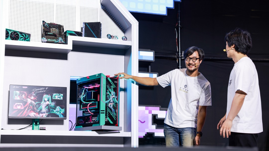 两人站立合影，Tony大叔自然搭住小岛肩膀，小岛微微侧身含笑，背后ROG巨幅灯箱熠熠生辉