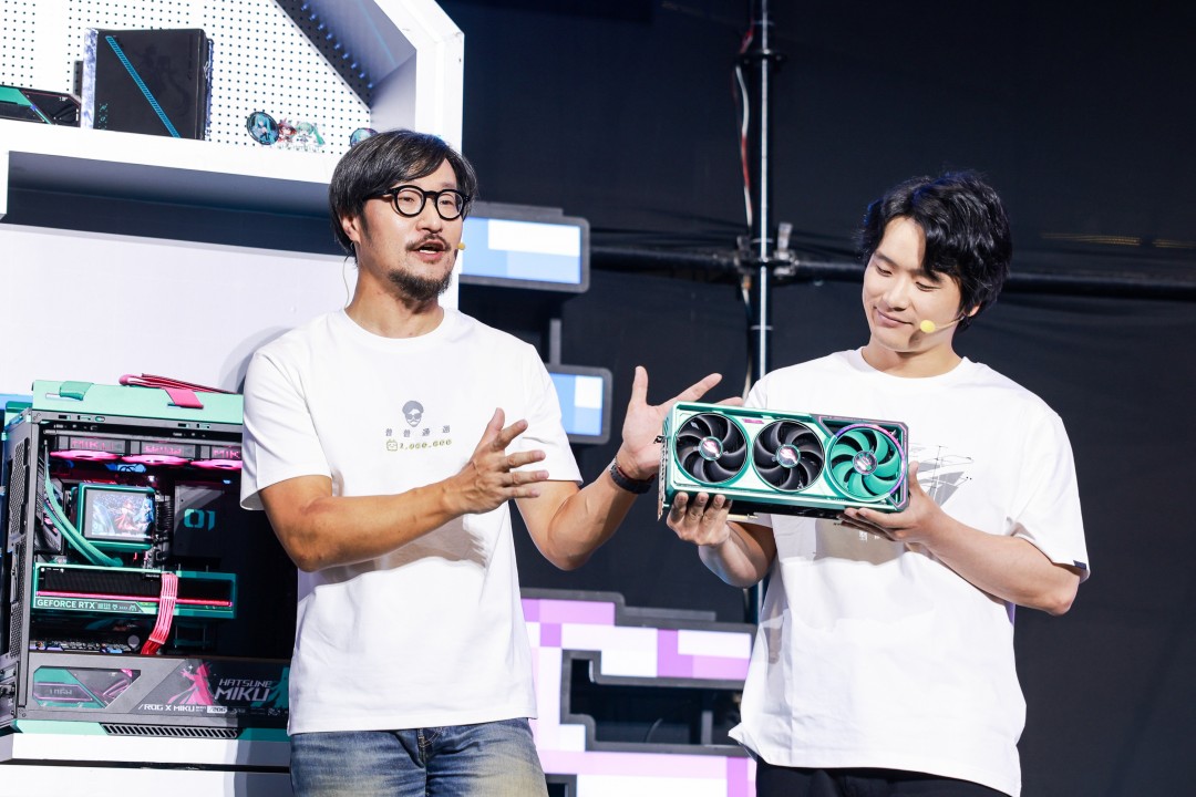 Tony大叔模仿小岛经典单手V字手势特写，手指微调中露出腼腆笑容，小岛在一旁开怀大笑