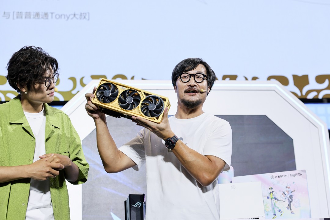 双秀夫并肩走过BW2025主通道，周围观众举手机欢呼，画面充满庆典感与时代感