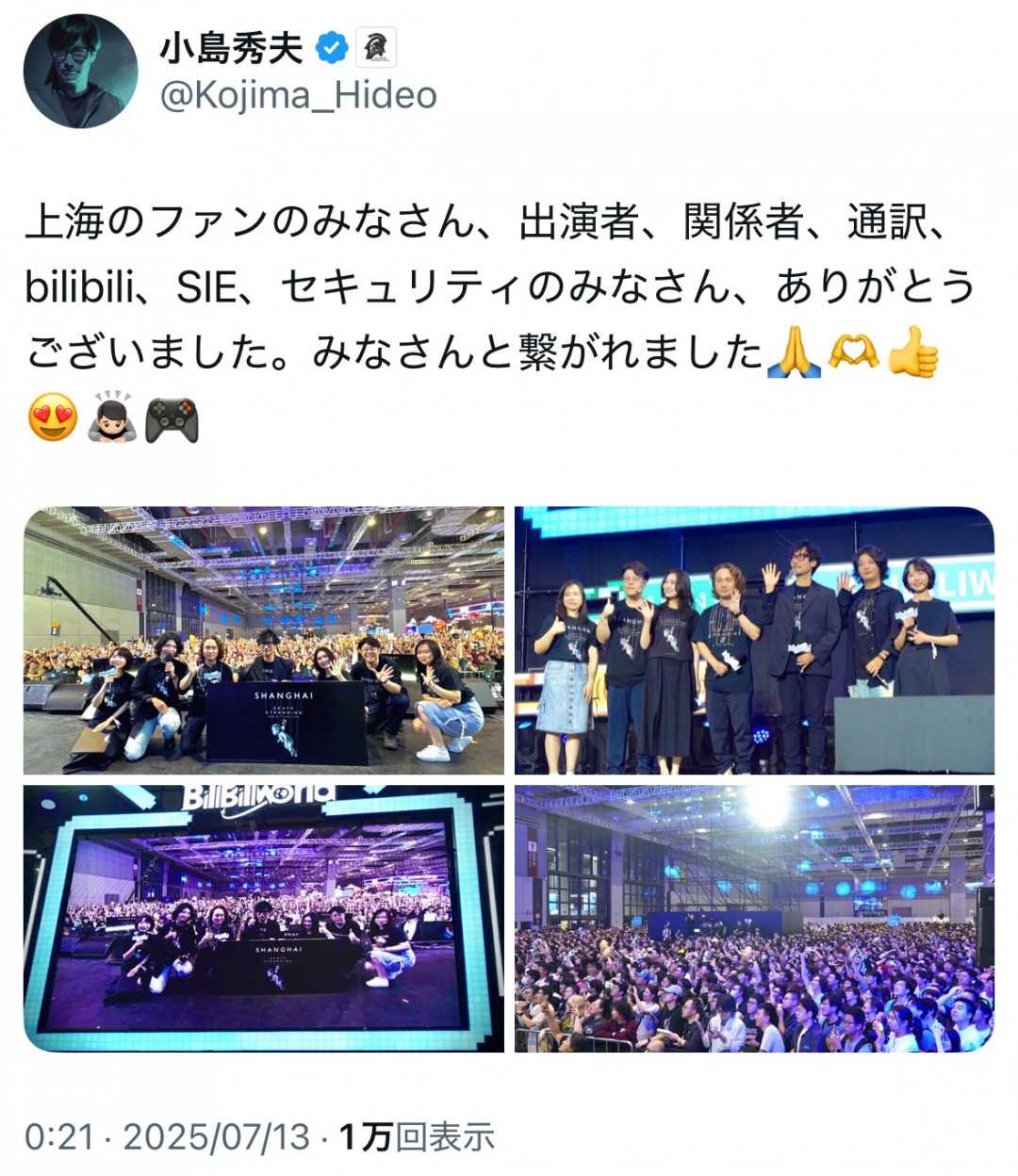 小岛秀夫登上BW2025主舞台瞬间：聚光灯下挥手致意，身后巨幅《死亡搁浅2》新视觉图缓缓展开，台下观众挥舞发光应援棒形成蓝色海洋