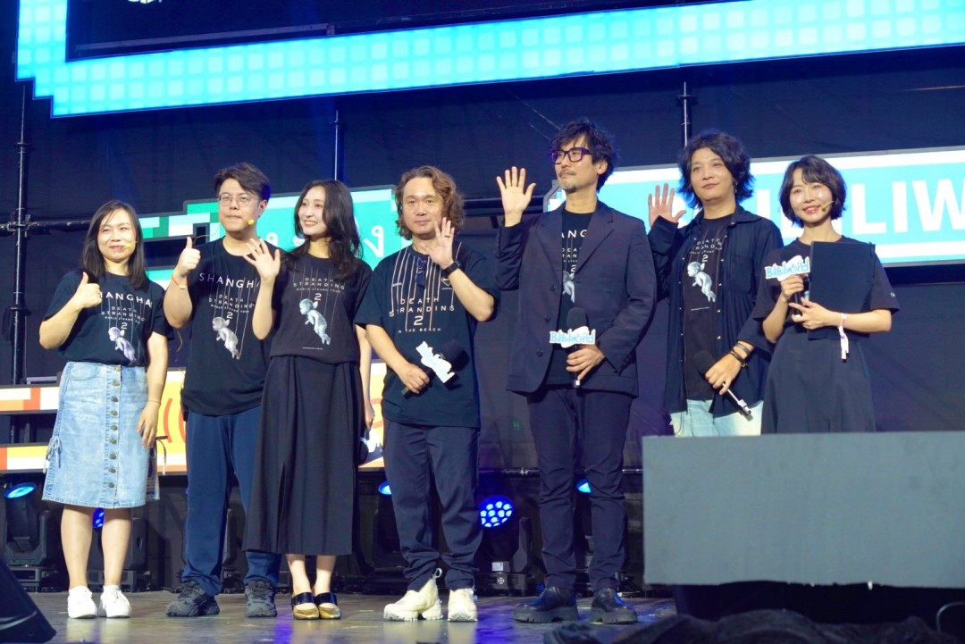 BW2025展馆内《死亡搁浅2》中文配音体验区实景：玩家佩戴耳机专注聆听，展台陈列山姆同款BB舱模型与中文版艺术设定集