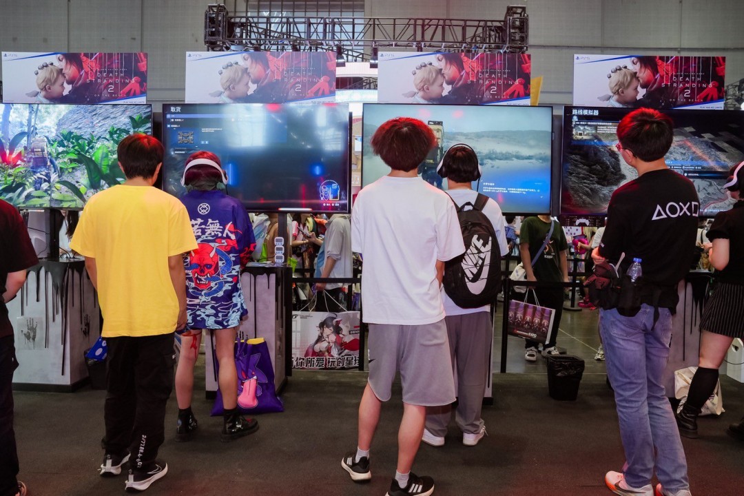 曹真与徐慧签名海报特写，手写寄语‘愿声音成为你与世界的纽带’，背景虚化处可见大量粉丝合影留念