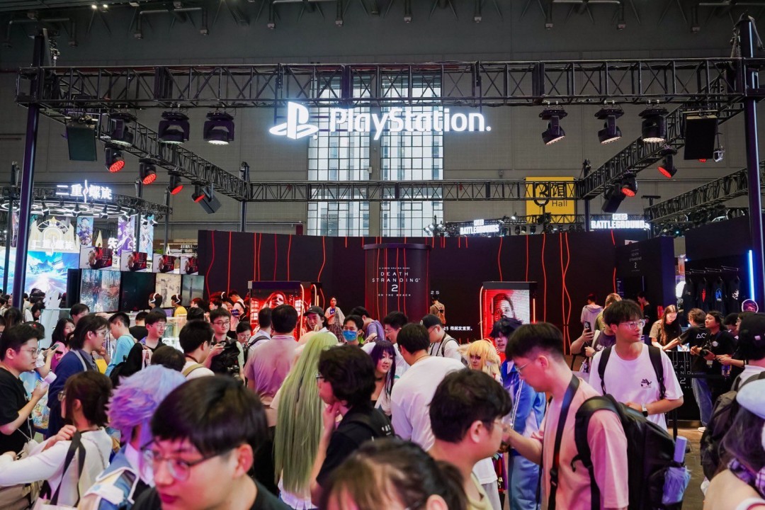 徐慧接受媒体采访侧影，手持《死亡搁浅2》中文配音剧本，纸页边缘可见密密麻麻的台词标注与情绪符号