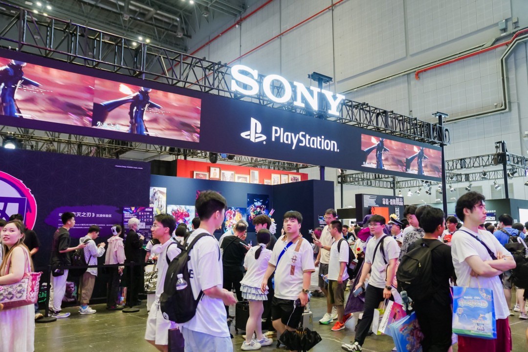 曹真在配音工作间内录制现场抓拍：佩戴专业监听耳机，面前屏幕显示角色口型同步波形图，桌面摆放多版中文台词修订稿