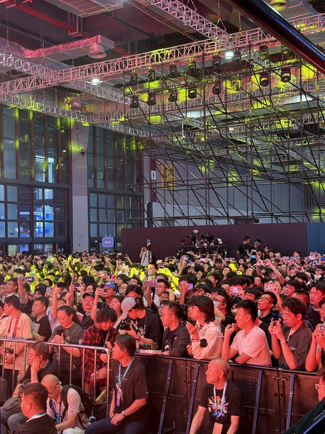 现场大屏实时弹幕洪流：‘国配YYDS’‘小岛懂我们’‘求速上Steam中文配音补丁’等中英双语弹幕高速滚动，覆盖整块LED幕墙