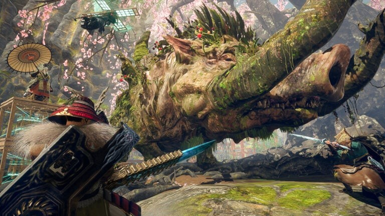 《狂野之心S》试玩版实机画面:黄昏森林中,一名猎人正操控巨型木质机关术装置围困一只獠牙如巨树般狰狞的‘巨牙猪’,地面藤蔓翻涌,战斗特效浓烈而富有手绘质感