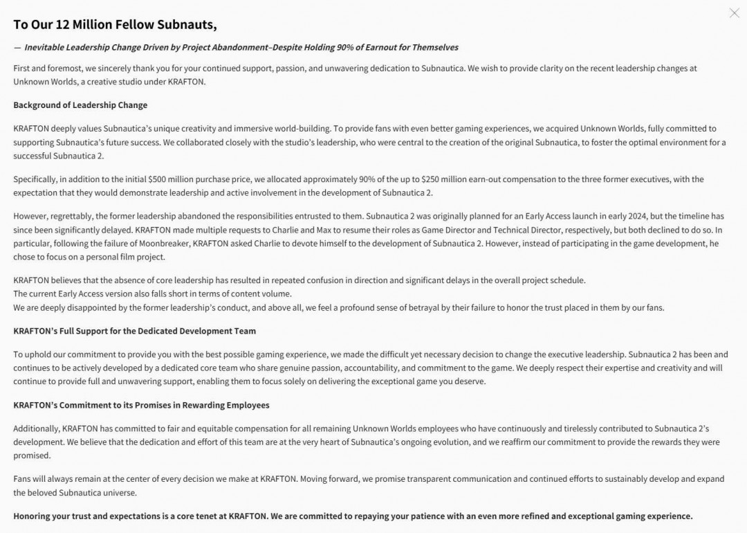 Unknown Worlds新旧团队对比图:左侧为初代开发合影(含Cleveland手持潜水头盔),右侧为新领导层工作照(全息投影显示《深海迷航2》新UI界面与深海地图)