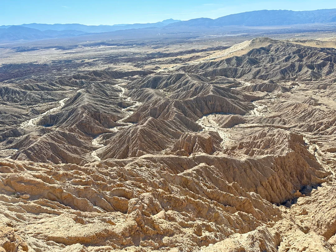 《死亡搁浅2》预告中高度相似的日落镜头：主角剪影立于岩脊，身后是同样泛金的沙地与层次分明的大气辉光带
