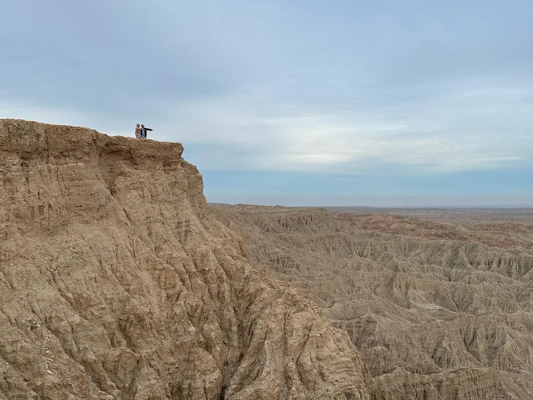 微距细节：岩石表面风化形成的蜂窝状孔洞结构，与游戏中角色触碰岩壁时触发的材质反馈特效完全匹配