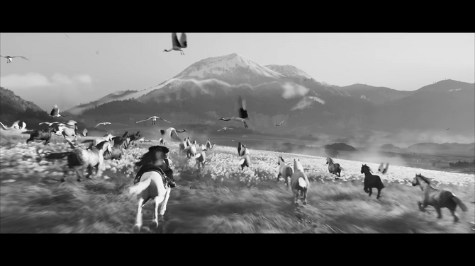 《羊蹄山之魂》实机演示画面:主角立于雾霭缭绕的悬崖之巅,身着靛青纹样铠甲,手持长刀静默伫立,背景是层叠远山与飞鸟掠过的苍穹,整体构图极具东方式留白意境