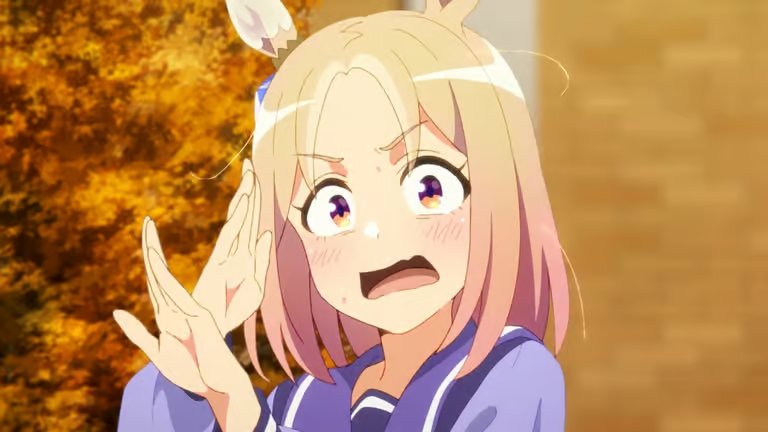 《赛马娘Pretty Derby》宣传图与真实牧场对比场景：左侧为春乌拉拉Q版立绘，右侧为日本北海道千岁市某退役赛马牧场实景，围栏旁立有“请勿靠近马匹”双语提示牌