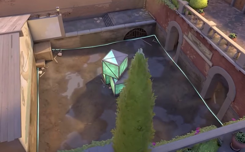 特写镜头：泛着幽蓝光晕的能量球悬浮于A大道石阶中央，周围散落着弹孔与灼烧痕迹，远处A区高台轮廓隐约可见持枪剪影