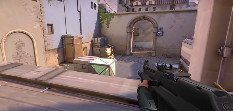 比赛精彩瞬间：职业选手在A区高台极限跳狙命中，子弹轨迹划出金色弧线，下方能量球正缓缓升空，背景云海翻涌，UI显示‘ACE’击杀提示