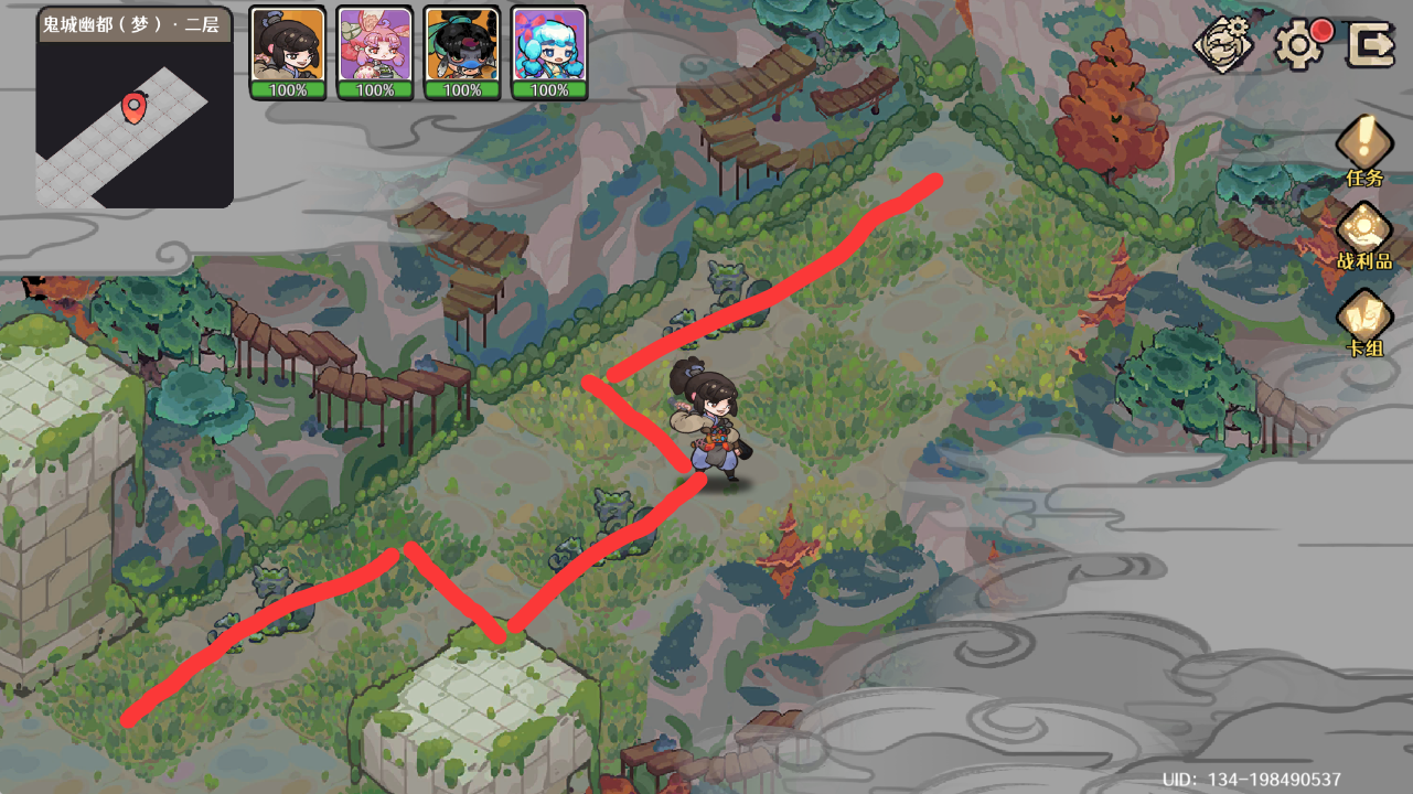 市集边缘场景特写：褪色灯笼下，一只半掩于青苔瓦砾中的青铜宝箱，箱盖缝隙透出微弱金光，背景可见模糊的叫卖剪影与飘动的‘福’字幡