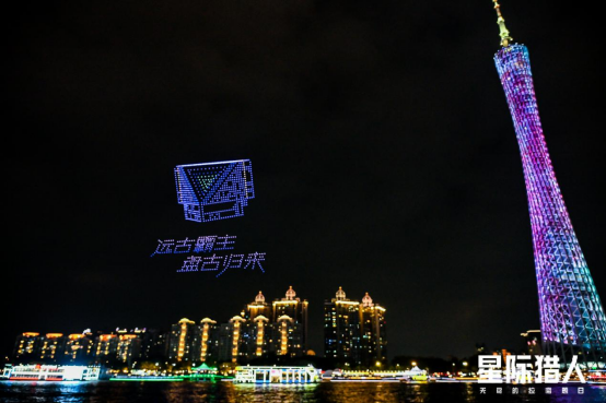 广州塔夜空下，数千架无人机精密编队组成盘古体系旗舰舰船三维轮廓，流线型舰体泛着冷蓝色微光，背景是璀璨珠江与城市天际线