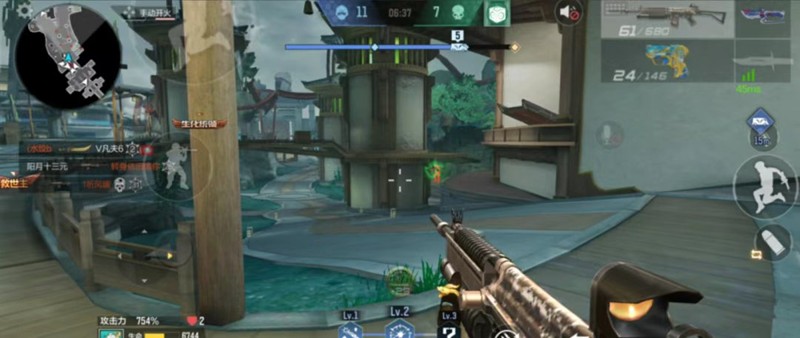 中央公园实景细节图：镜头聚焦在锈迹斑斑的旋转木马残骸上，木马眼睛泛着幽绿微光，地面散落破碎镜面映出多重扭曲倒影