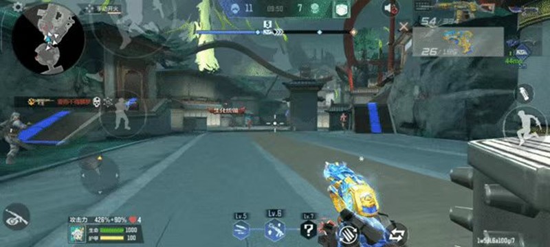 二层观景平台实战视角：玩家角色立于玻璃穹顶残骸边缘，脚下是纵横交错的废弃步道，左手边可见幽灵正从下方窗洞探出身形